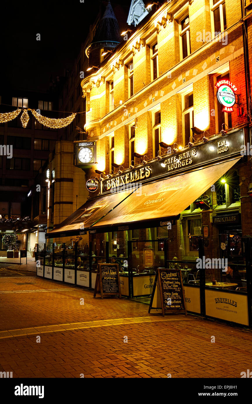 Street View von Bruxelles-Bar-Restaurant in der Nacht, Dublin, Republik Irland, Europa. Stockfoto