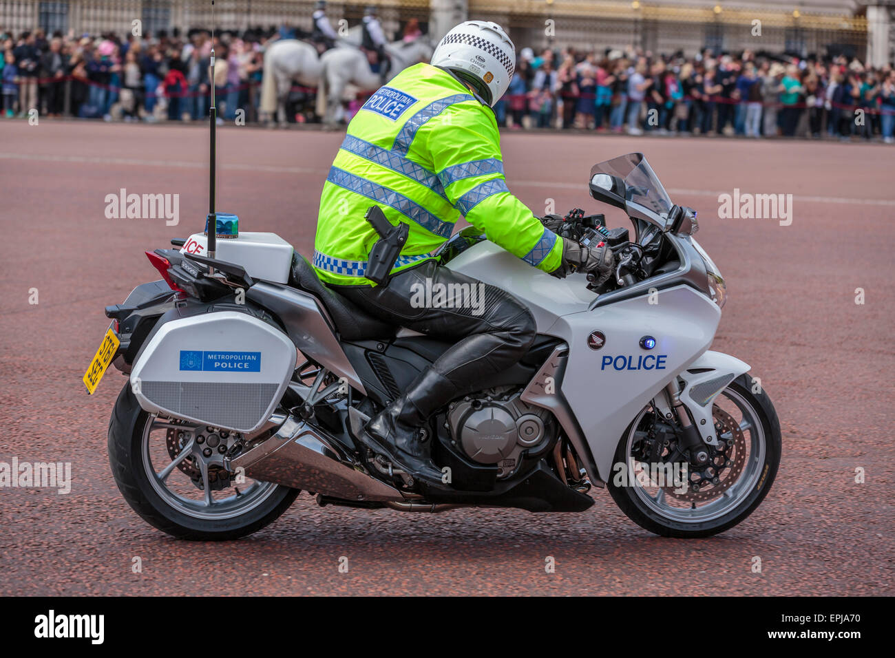 Eine bewaffnete Motorrad Polizeioffizier der besonderen Escort Gruppe SEG (Metropolitan Police) Honda Motorrad London England Großbritannien Stockfoto