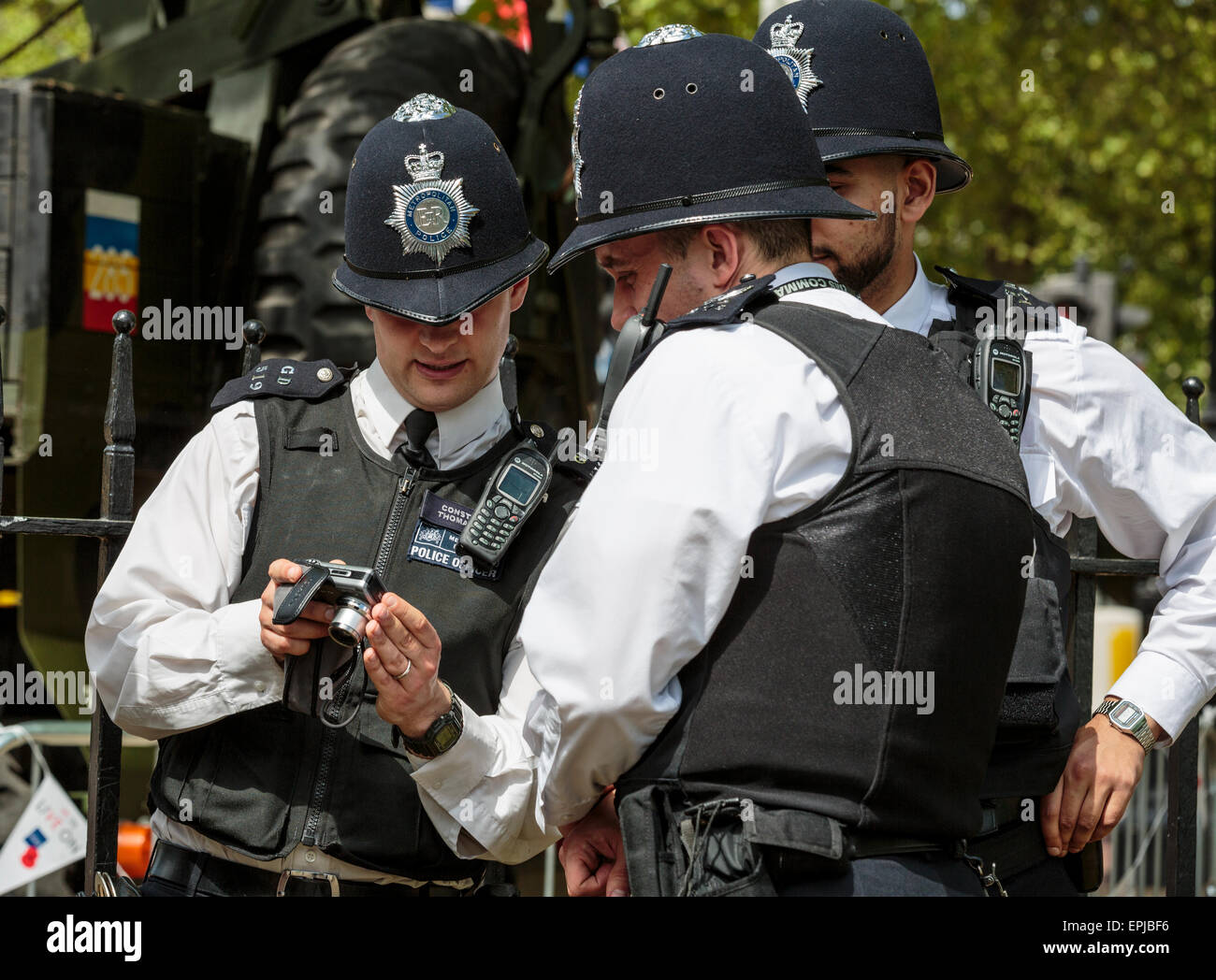 Drei Metropolitan Police Officers für die Überprüfung ihrer selfie Bilder London England Großbritannien Stockfoto