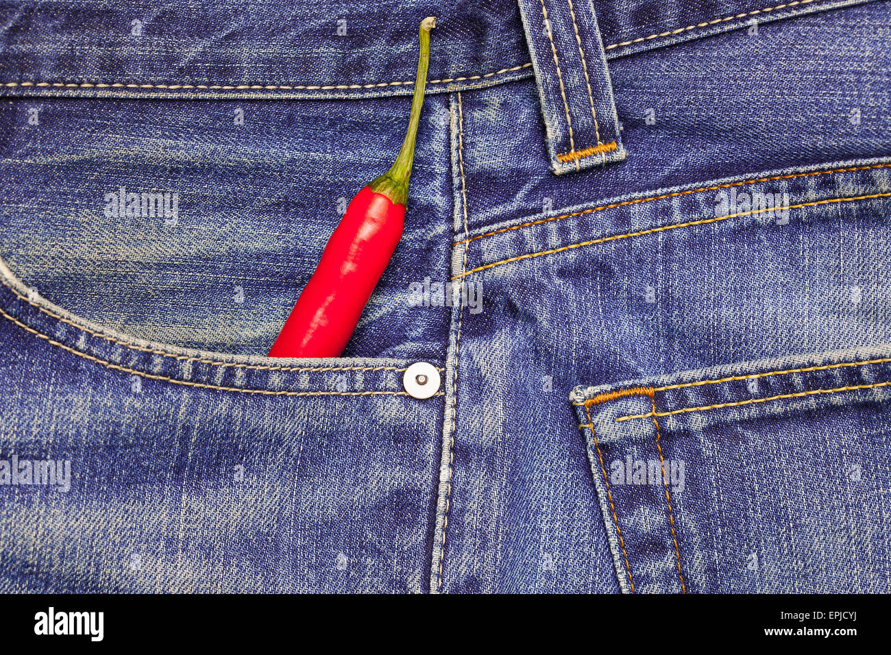 Chilischoten in eine Jeans-Tasche Stockfoto