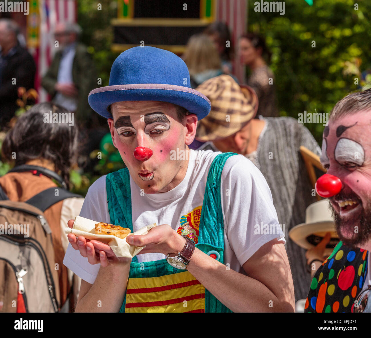 Porträt eines Clowns, eine Mini-Pizza essen Stockfoto