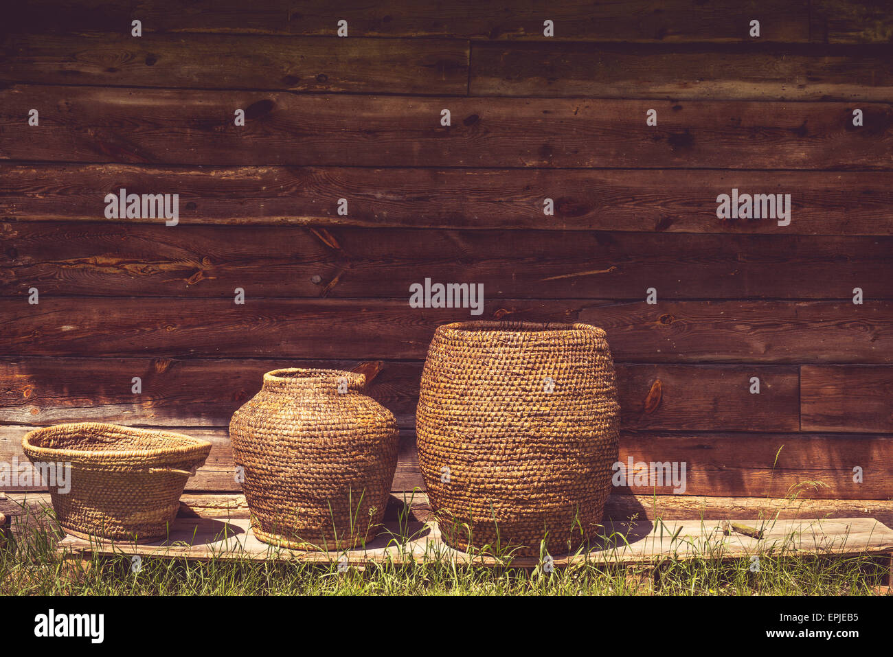 Alten Körbe neben einem alten Landhaus Stockfoto