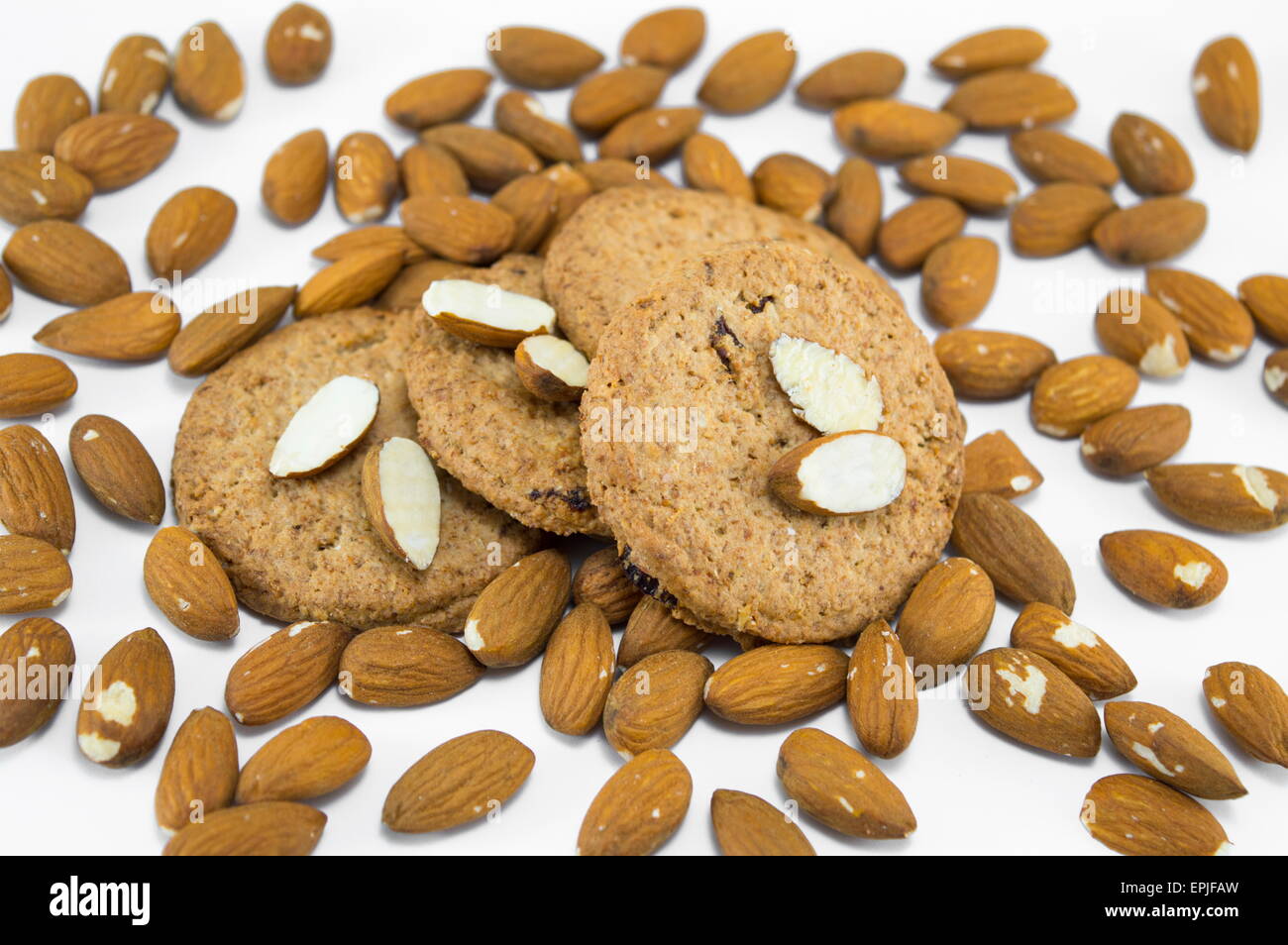 Tisch mit Mandeln und integraler cookies Stockfoto