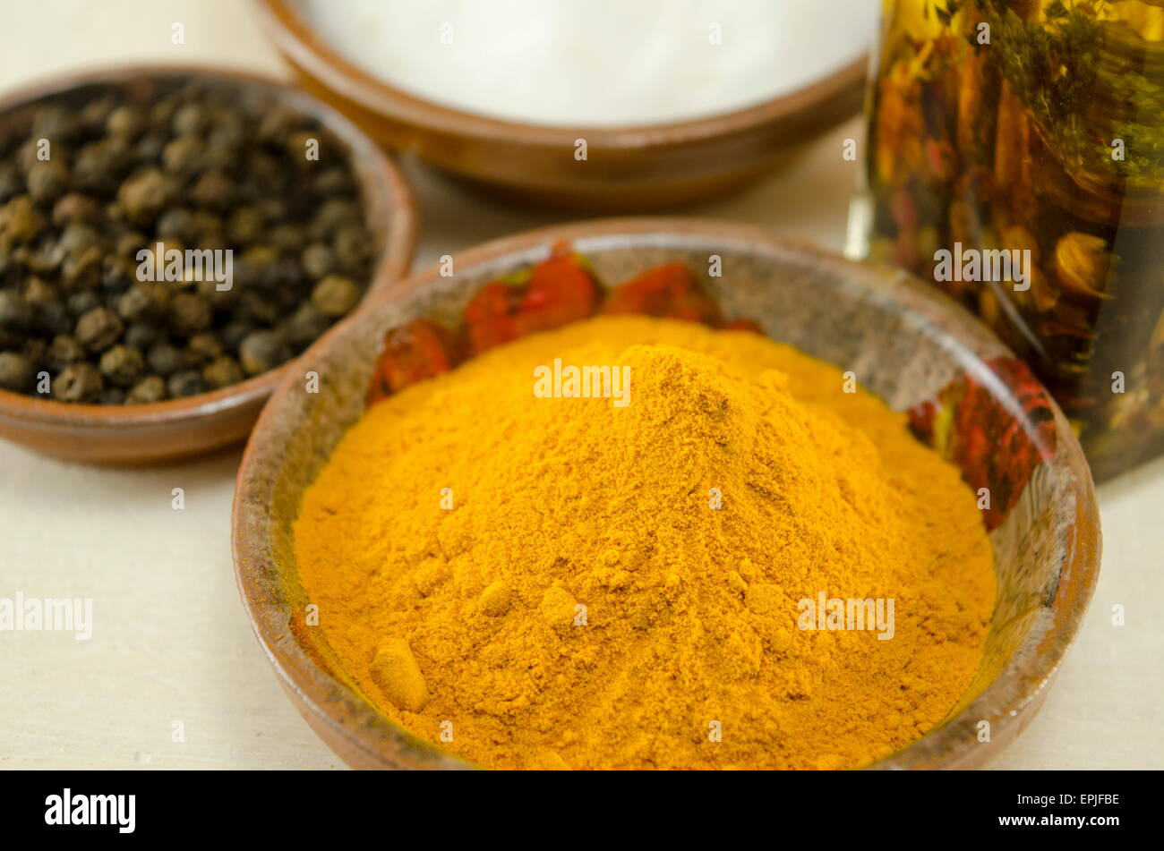 Curry-Pfeffer und Olivenöl auf einem Tisch hautnah Stockfoto