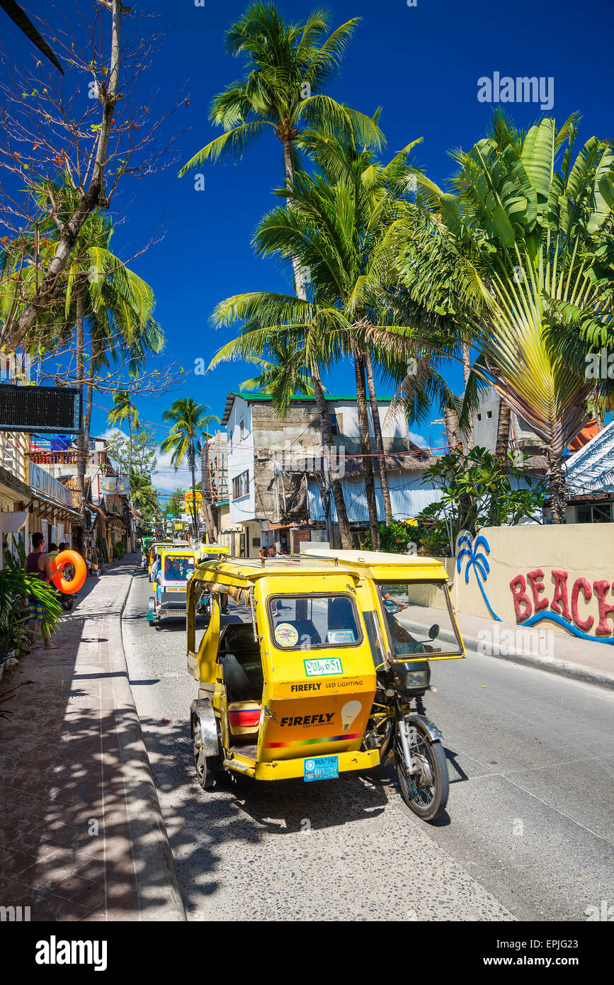Trike Moto Taxis Verkehr auf Boracay Inselhauptstraße in Philippinen Stockfoto