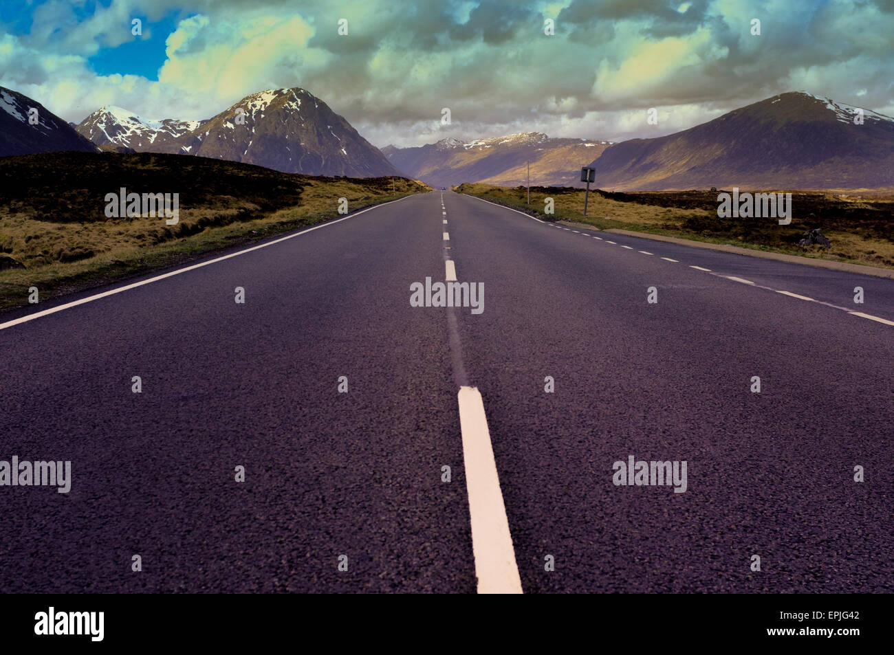 Glencoe Schottland an einem sonnigen Tag mit Wolken. Stockfoto