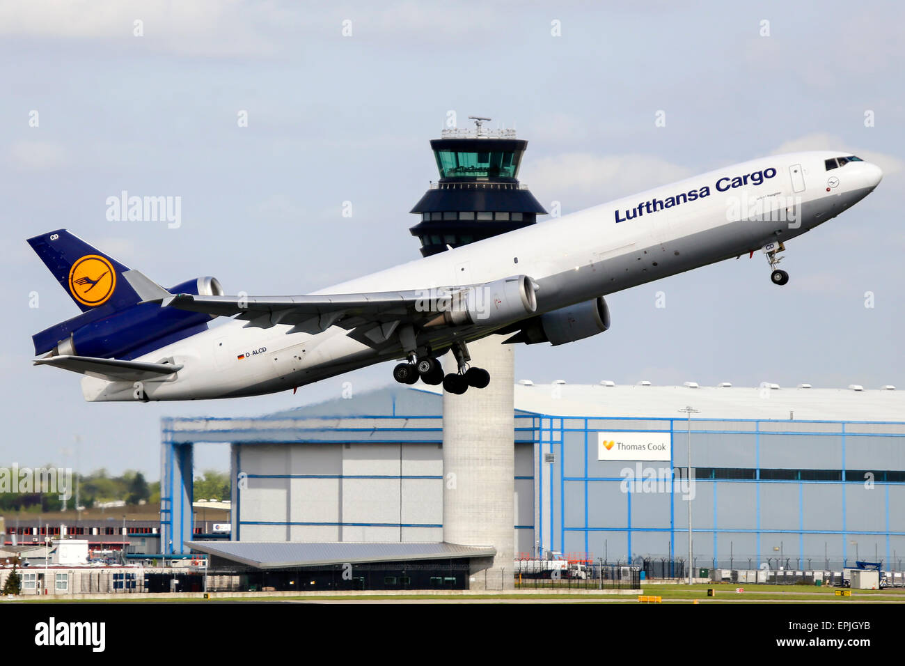 Lufthansa Cargo McDonnell Douglas MD-11 klettert vom Start-und Landebahn 05 L Manchester Airport. Stockfoto