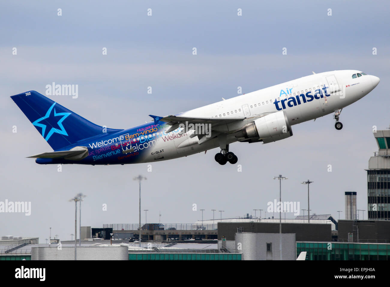 Air Transat Airbus A310 klettert vom Start-und Landebahn 05 L Manchester Airport. Stockfoto