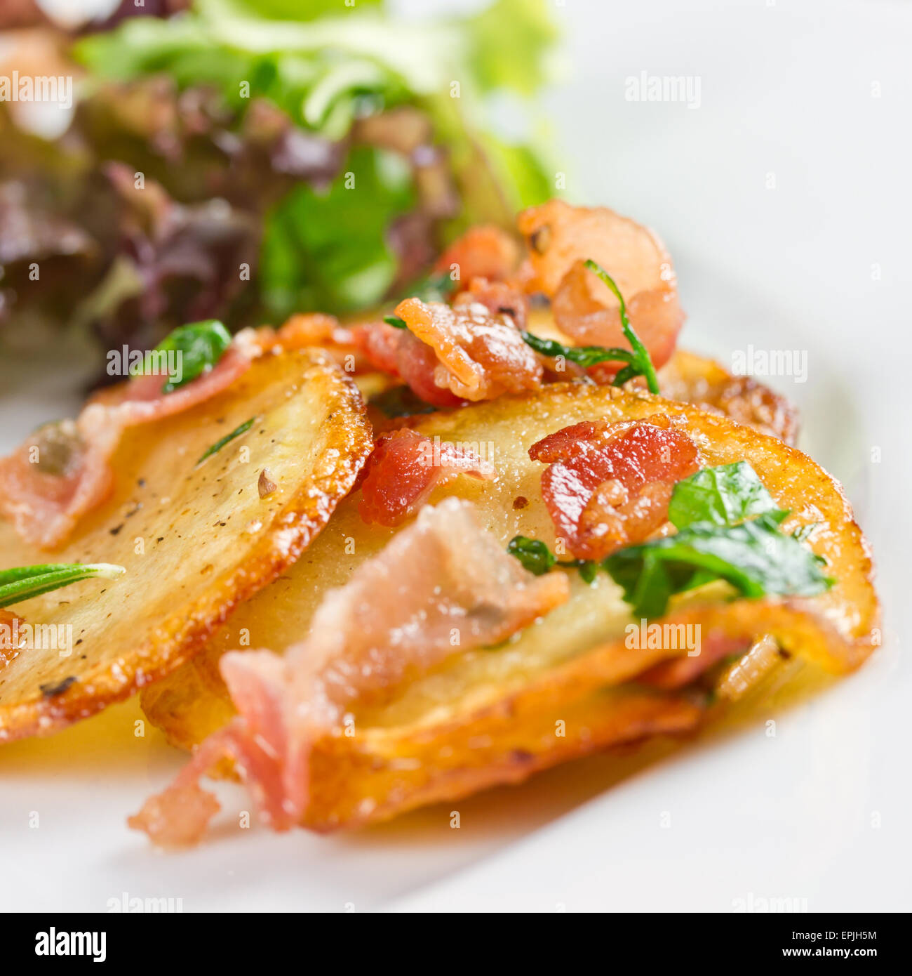 Gebratene bratkartoffeln mit speck -Fotos und -Bildmaterial in hoher ...