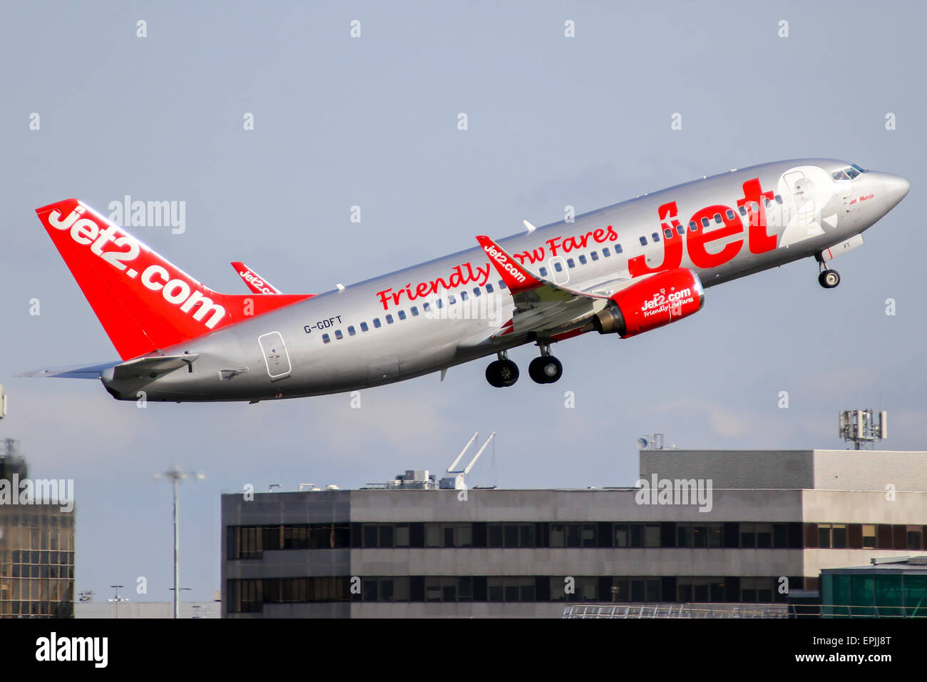 Jet2 Boeing 737-300 klettert vom Start-und Landebahn 05 L Manchester Airport. Stockfoto