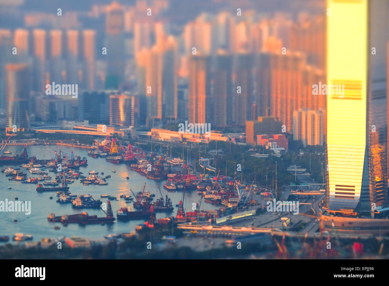 Tilt Shift Luftbild Panorama Skyline von Hong Kong und den Victoria Hafen bei Sonnenuntergang. Reise-und Ausflugsziele Stockfoto
