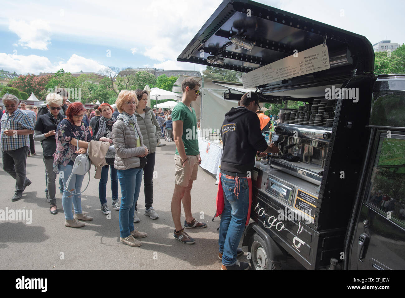Wiener Kaffee, Blick auf Menschen im Stadtpark in Wien einen Drink von einem mobilen Coffee- Shop, Wien, Österreich zu kaufen. Stockfoto