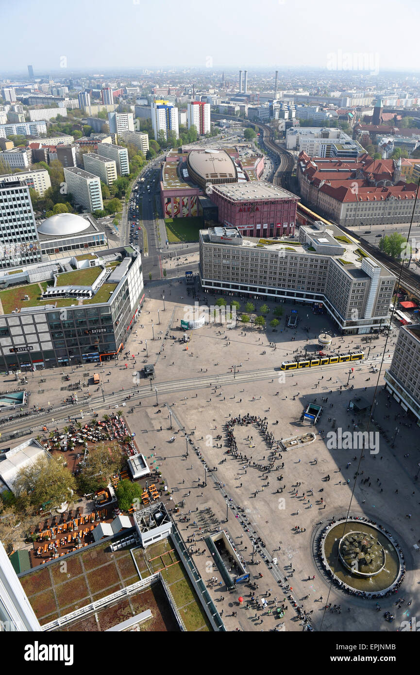 Berlin Mitte Deutschland 24 April 2015 Der Alexanderplatz Mit Dem Buro Gebaude Die Mitte Alexander Und Berolinahauses Das Haus Des Lehrers Haus Des Lehrers Berliner Congress Center Alexa Und Diverse Plattenbauwohnungen