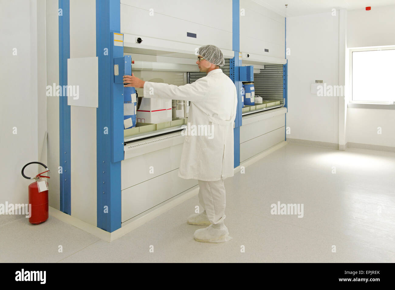 Arbeiter im Lager Stockfoto