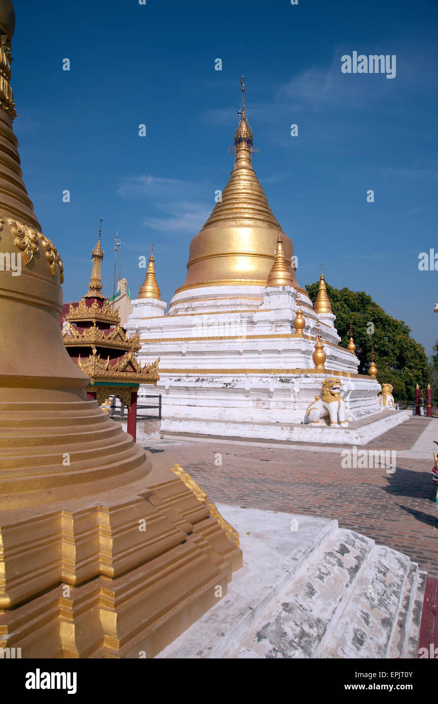 Die goldene Stupas eines Tempels in der alten Residenzstadt der Inwa erreichen für den blauen Himmel Myanmar Stockfoto