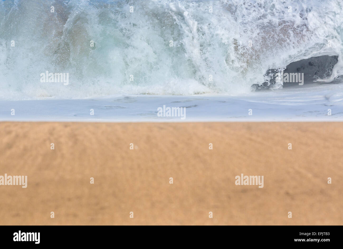Sandstrand mit Wellen in der Ferne Stockfoto