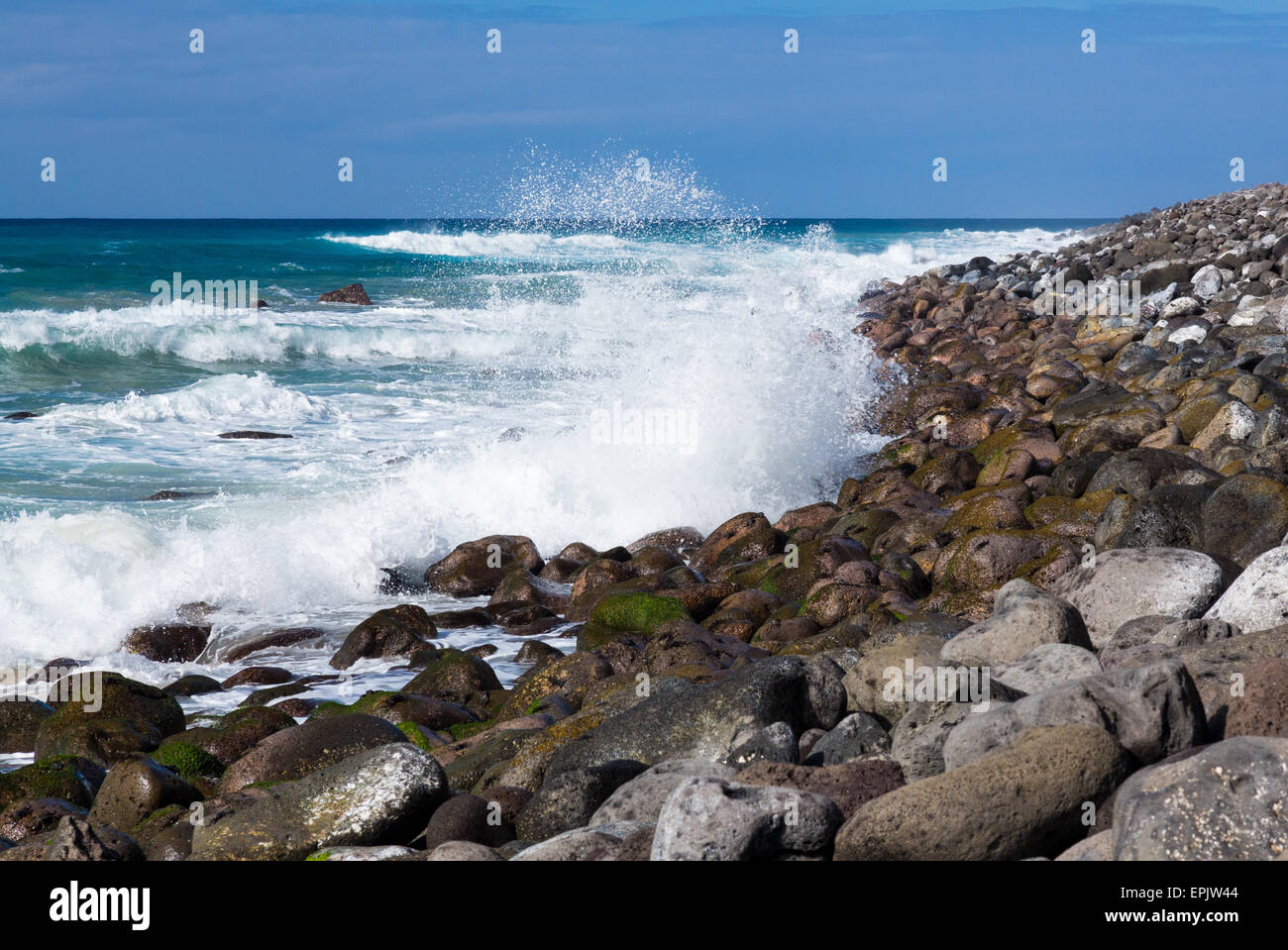 Reihen von Wellen ans Ufer Stockfoto