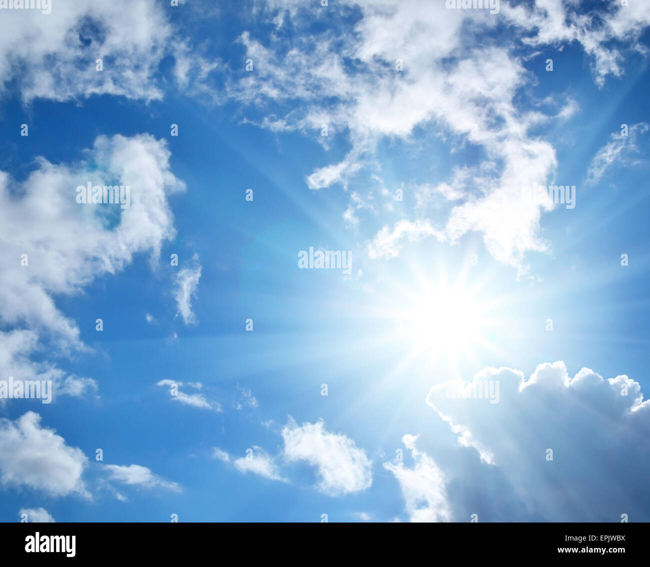 Blauer Himmel mit Wolken und Sonne. Natur-Komposition. Stockfoto