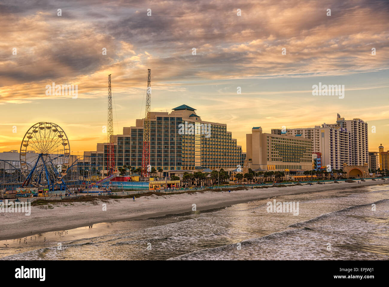 Skyline von Daytona Beach, Florida, bei Sonnenuntergang aus dem Fishing Pier. Stockfoto