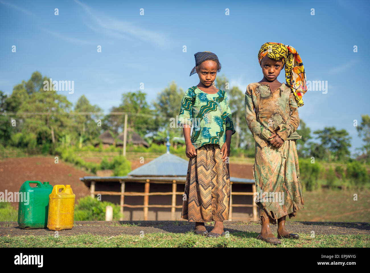 Zwei äthiopische Mädchen gehen für Wasser in der Nähe von Addis Abeba. Stockfoto
