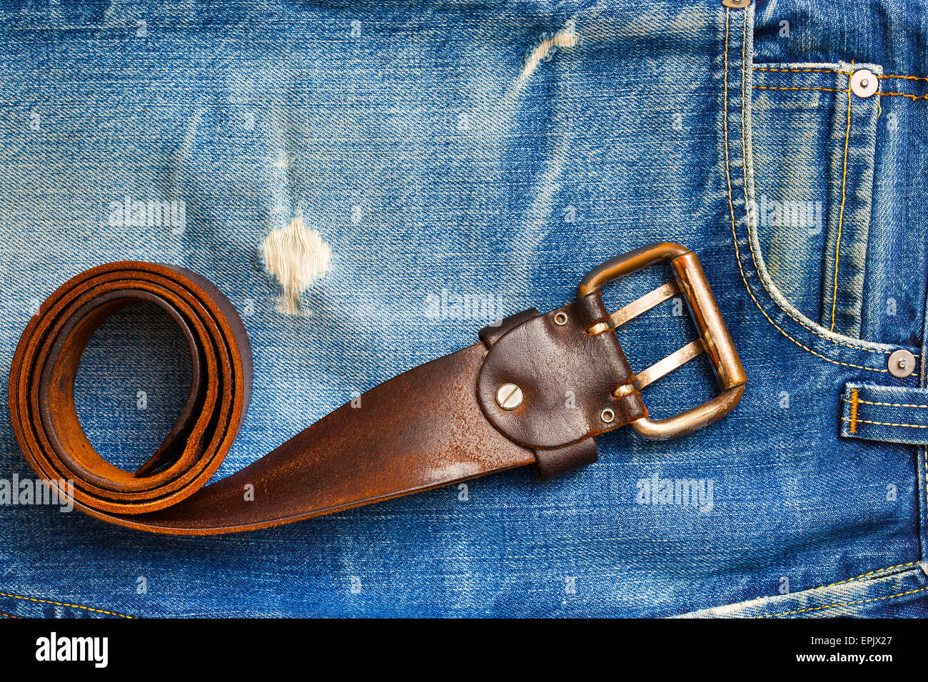 Vintage Ledergürtel auf alten jeans Stockfoto