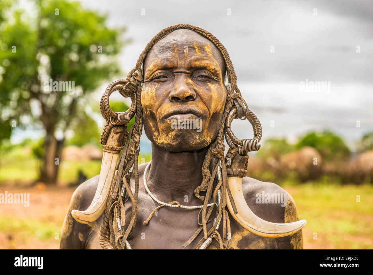 Krieger aus dem afrikanischen Stamm Mursi mit traditionellen Hörnern in Mago Nationalpark, Äthiopien Stockfoto