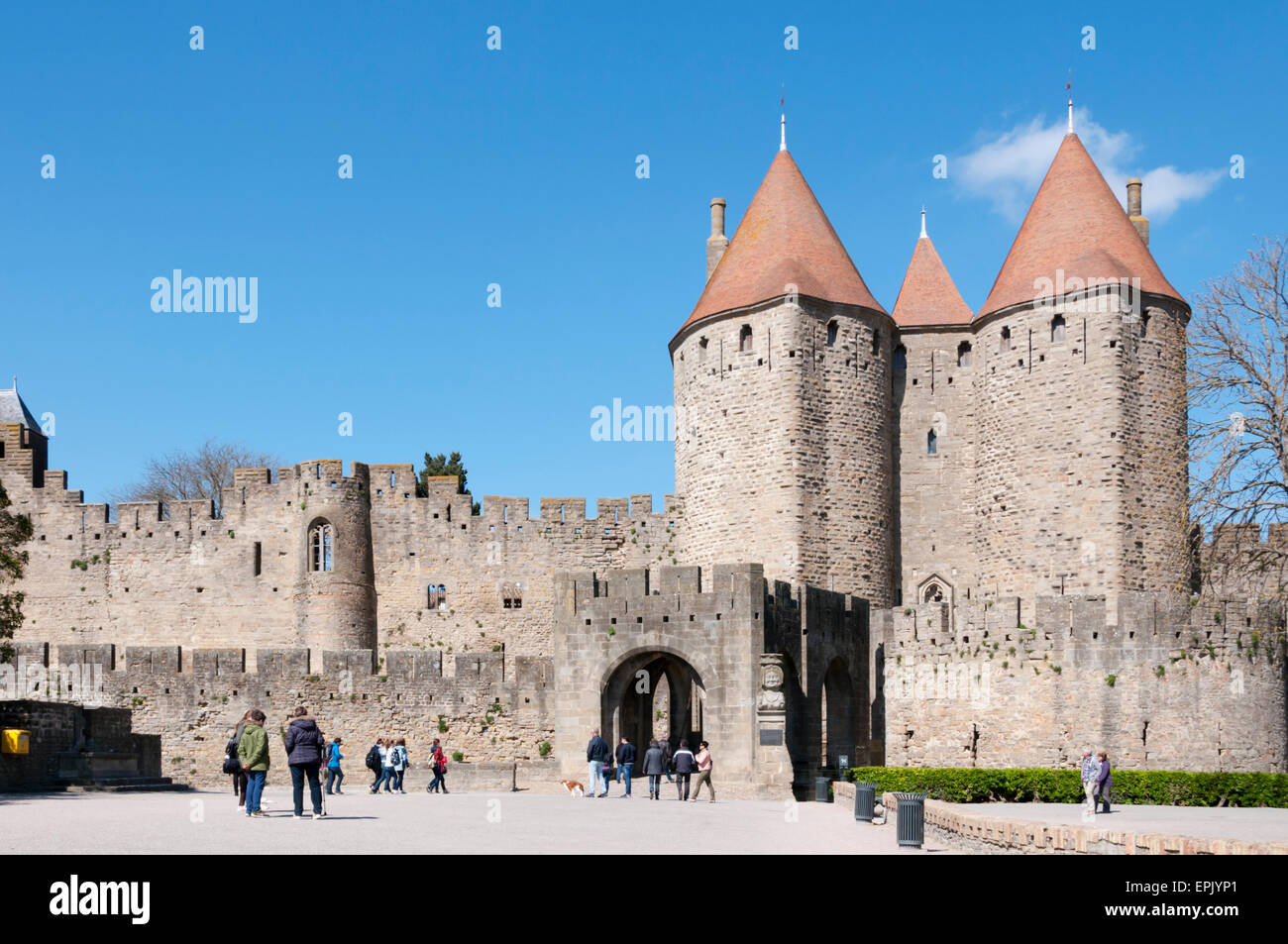 Die Place du Prado vor dem Tor Porte Narbonnaise, La Cité Carcassonne. Stockfoto