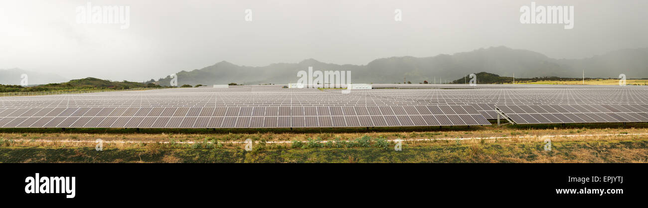 Solar-Panel-Kraftwerk an bewölkten Tag Stockfoto