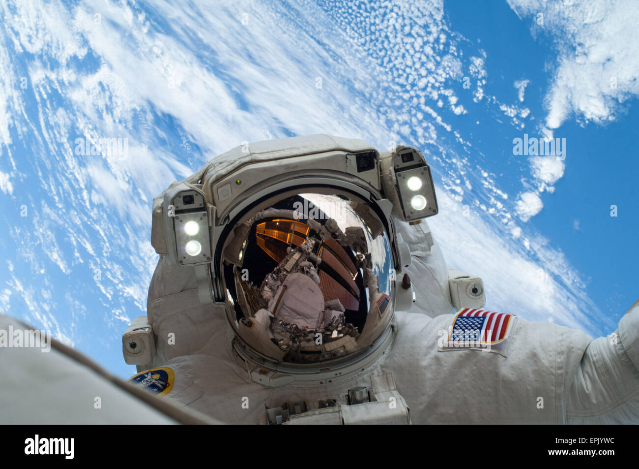 Internationale Raumstation Expedition 38 NASA-Astronaut Mike Hopkins in der zweiten von zwei Außenbordeinsätze, verteilt über einen Zeitraum von vier Tagen heraus eine defekte Wasserpumpe auf der Außenseite der die Erde umkreisenden Raumstation 24. Dezember 2013 ändern. Er kam auf beiden Außenbordeinsätze durch NASA-Astronauten Rick Mastracchio, die gesehen werden kann in das Helmvisier wider. Stockfoto
