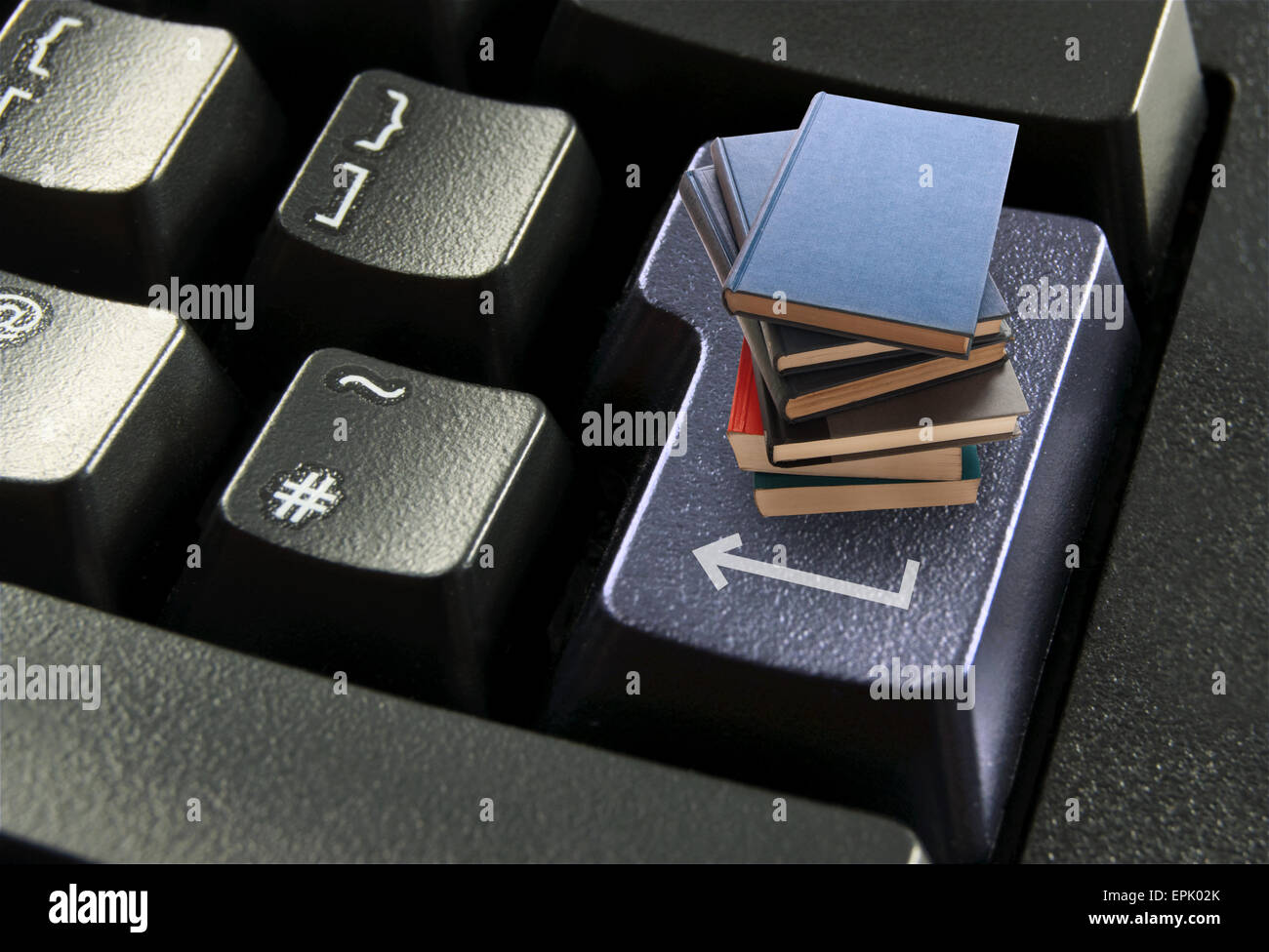 Online-Bücher, die auf einem Computer gestapelt enter-Taste Stockfoto