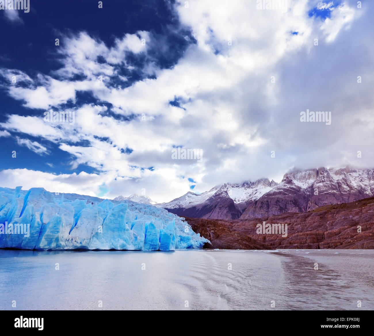 Blaue Gletscher grau spiegelt sich im See Stockfoto