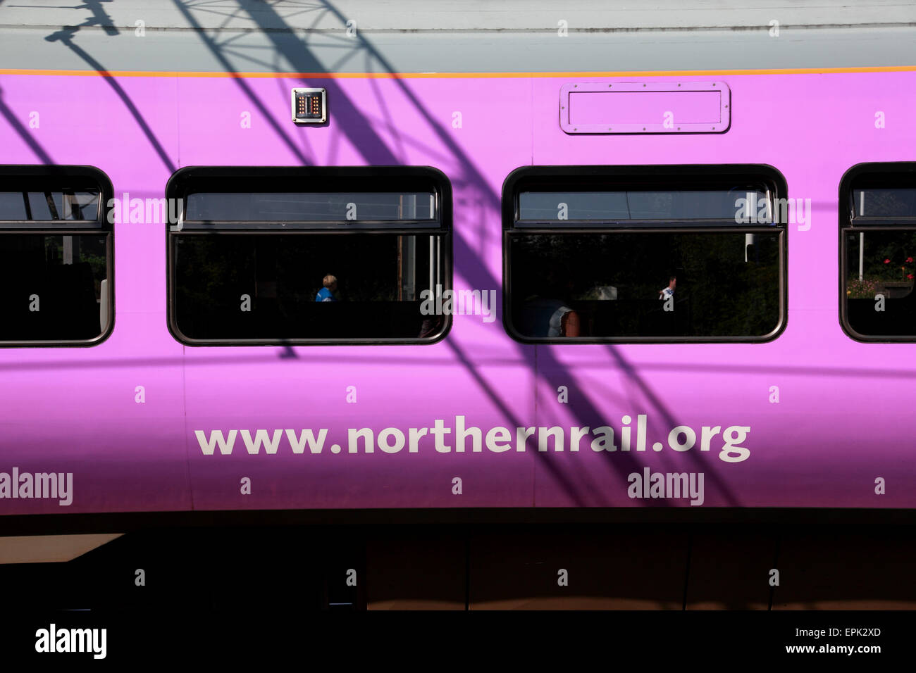 Die Beförderung von Northern Rail train in Kidsgrove in der Nähe von Stoke-on-Trent, Staffordshire Stockfoto