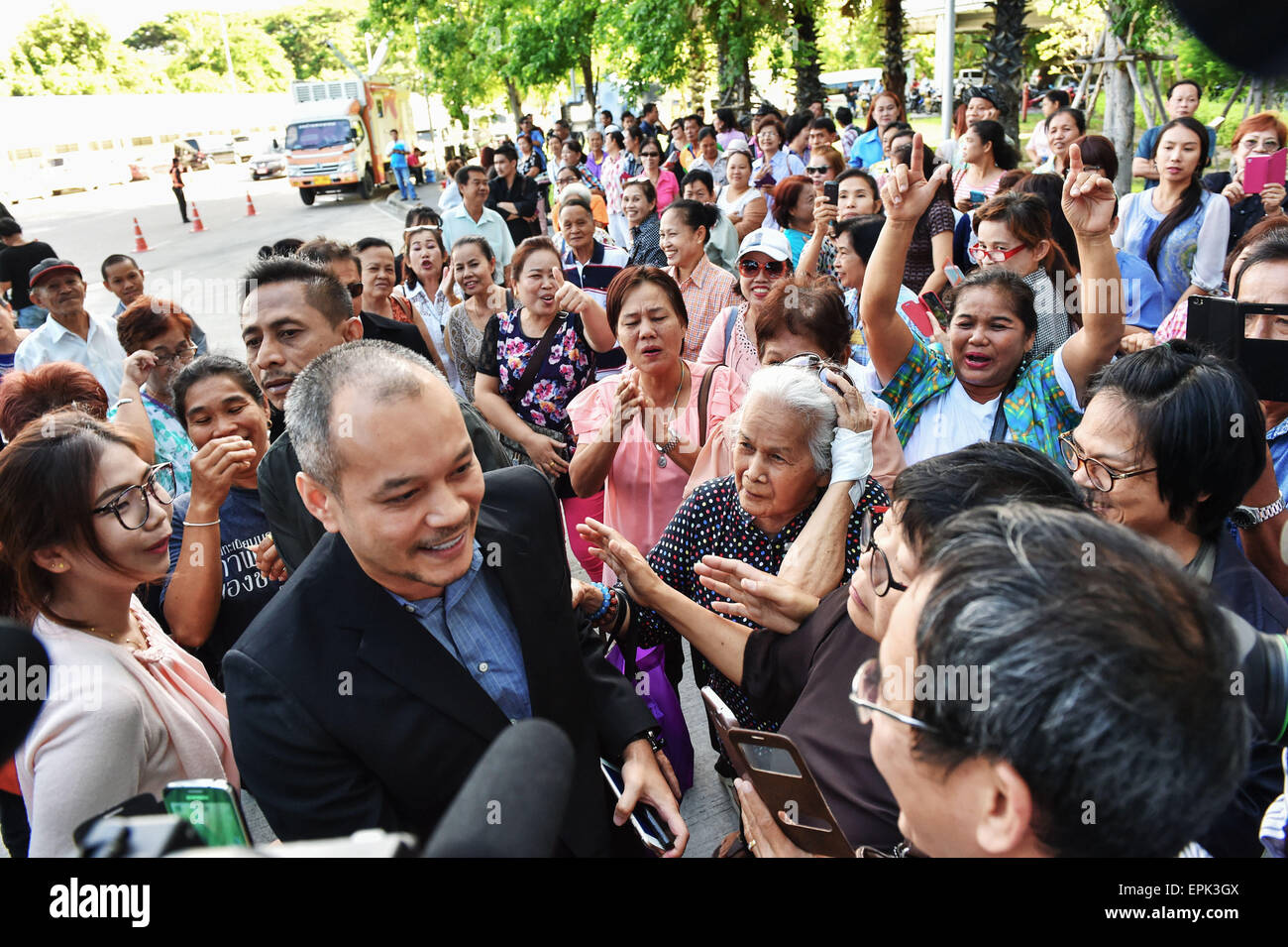 Bangkok, Thailand. 19. Mai 2015. Eines der roten Hemden Protest Anführer Nattawut Saikua (vorne, L) kommt beim Obersten Gerichtshof Yingluck erste Verhandlung auf Reisskandal in Bangkok, Thailand, 19. Mai 2015. Ehemalige thailändische Premierminister Yingluck Shinawatra erschien vor dem obersten Gerichtshof am Dienstag, die angeblich eine enorme finanzielle Verluste in der Vorgängerregierung Reis Förderprogramm entstanden Gebühren Entlassung Pflicht-Fahrlässigkeit. Bildnachweis: Li Mangmang/Xinhua/Alamy Live-Nachrichten Stockfoto