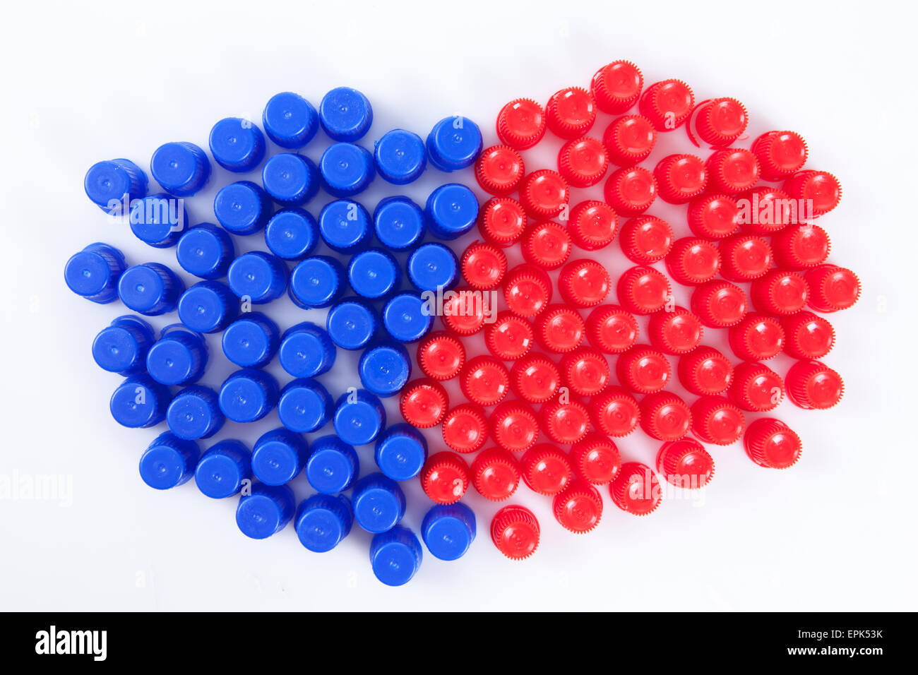 viele Tassen in blau und rot gefärbt Stockfoto
