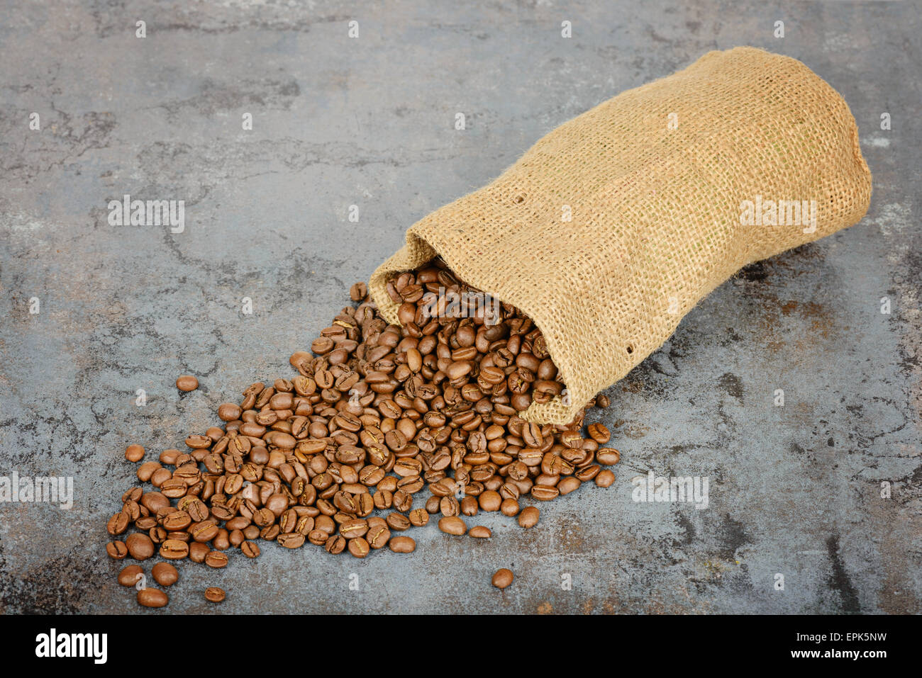 Kaffeebohnen aus der Plünderung verschüttet Stockfoto