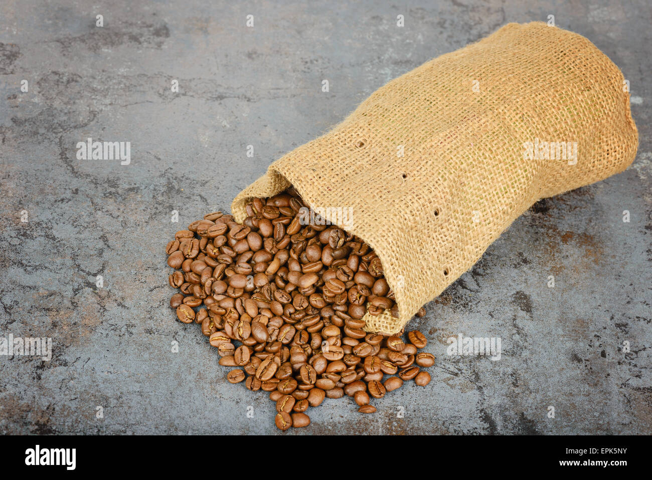 Kaffeebohnen aus der Tasche verschüttet Stockfoto