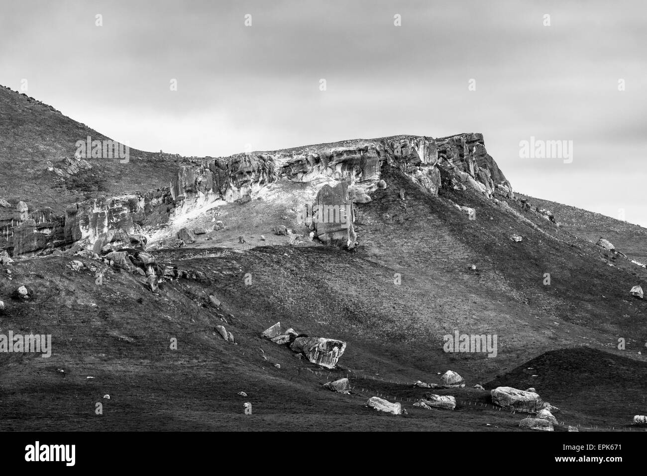 Herrliche Felsen auf dem schönen Burgberg auf dem Weg zum Arthurs Pass, Canterbury, Neuseeland. Schwarz und weiß. Stockfoto