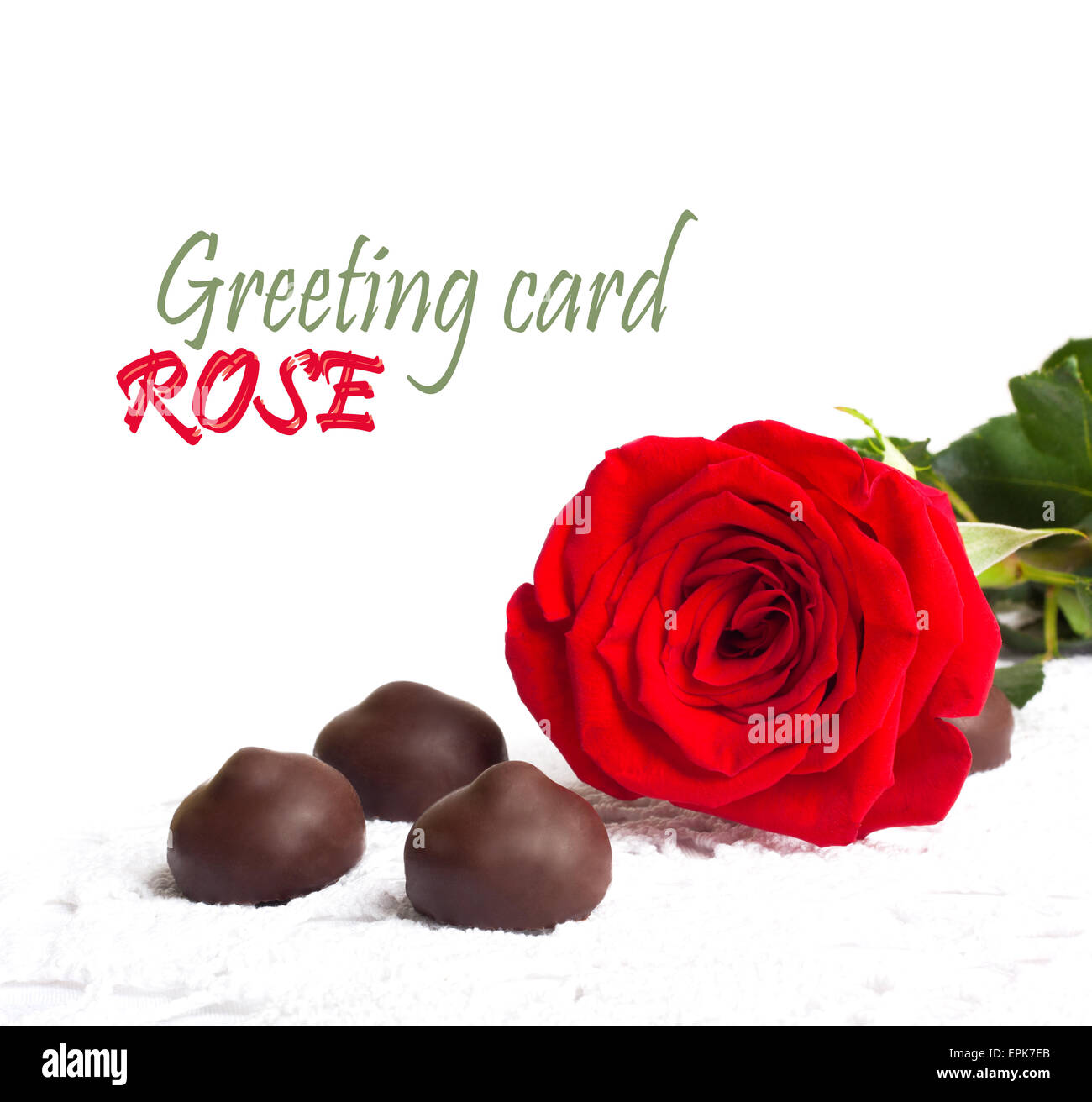 Rote Rose mit grünen Blättern und Schokolade, isoliert auf weißem Hintergrund Stockfoto