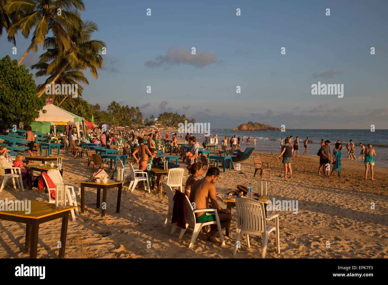Leute sitzen an Tischen der Strand Bar, Mirissa, Sri Lanka, Asien Stockfoto