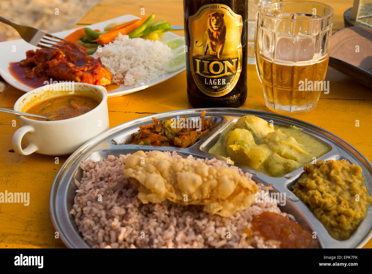 Nahaufnahme von Curry Essen und lokalen Lion Lagerbier, Mirissa, Sri Lanka, Asien Stockfoto