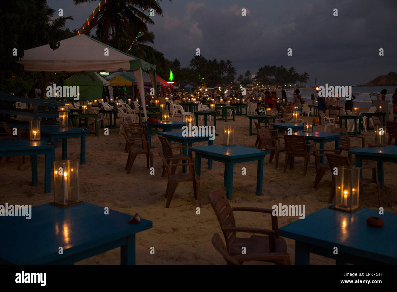 Kerzen auf den Tischen der Strand Bar, Mirissa, Sri Lanka, Asien Stockfoto