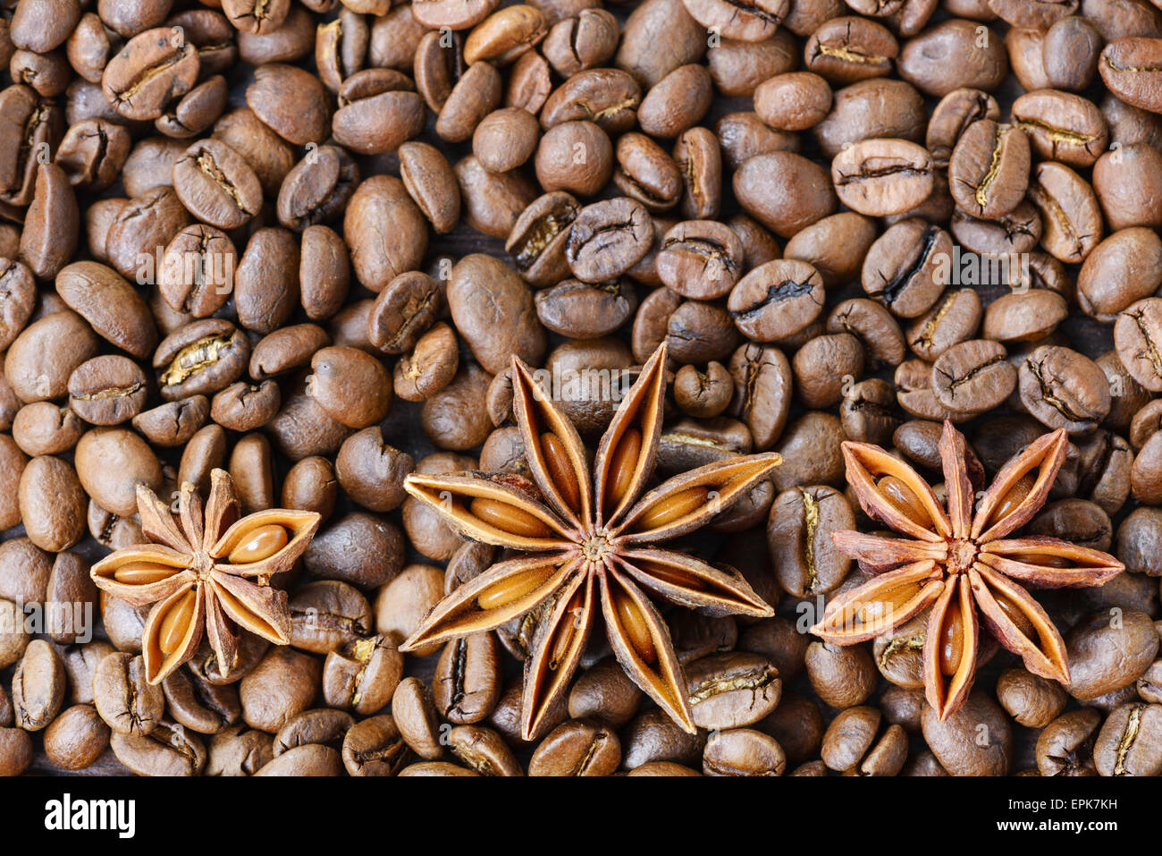 Geröstete Kaffeebohnen mit Anis Stockfoto