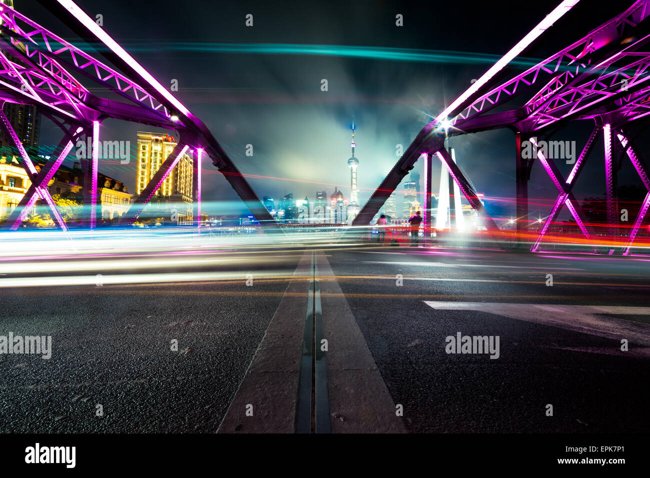 Gartenbrücke bei Night of shanghai china Stockfoto