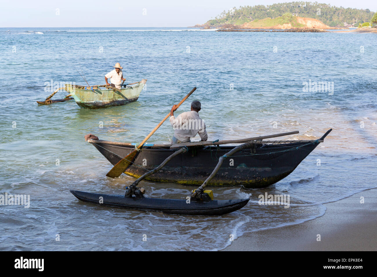 Angeln mit traditionellen Ausleger Kanus, Mirissa, Sri Lanka, Asien Stockfoto