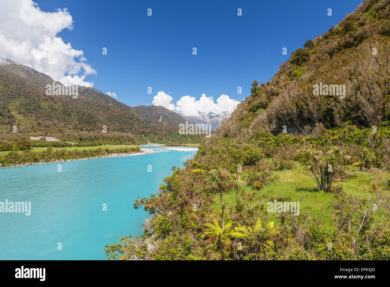 Blick auf Whataroa-Fluss und südlichen Alpen in der Ferne. West Coast, Südinsel, Neuseeland. Stockfoto