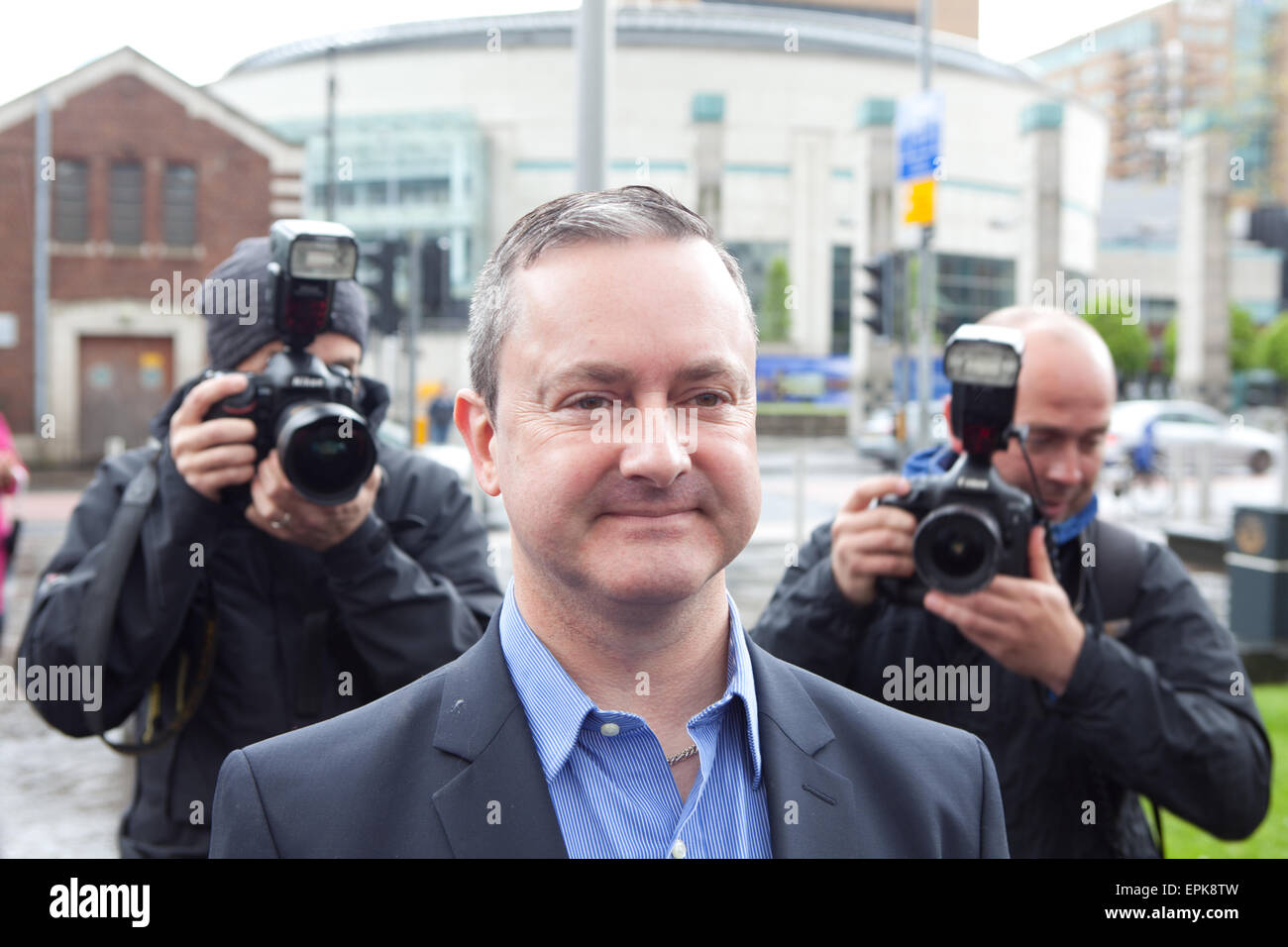 Laganside Gerichte, Belfast, UK. 19. Mai 2015.  Gay-Rights-Aktivist Gareth Lee nahm Ashers Bäckerei vor Gericht, nachdem sie sich weigerten, Backen Sie einen Kuchen mit einem pro-Homo-Ehe Motto Ion es Credit: Bonzo/Alamy Live News Stockfoto