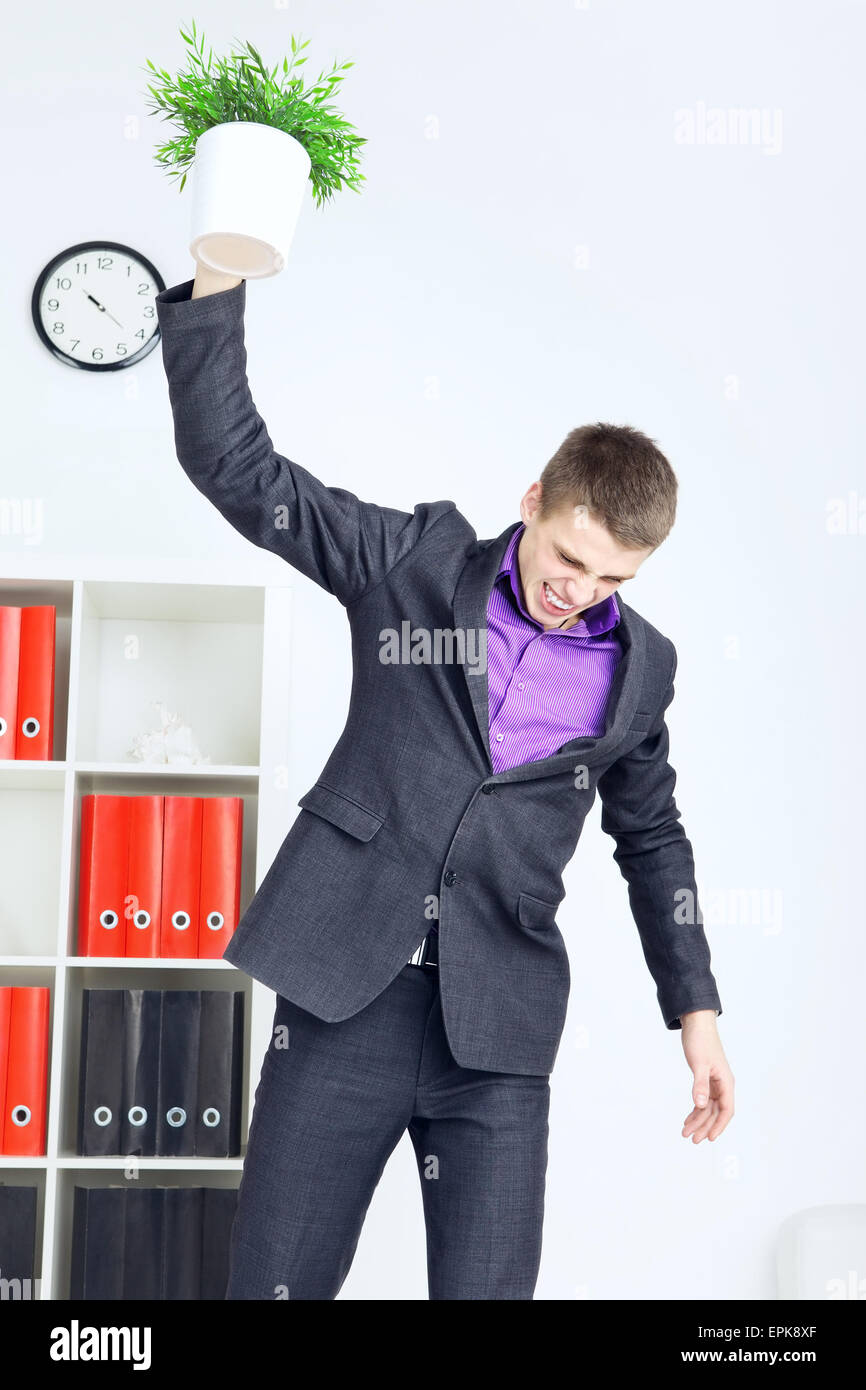 wütende junge zuversichtlich Geschäftsmann in seinem Büro Stockfoto