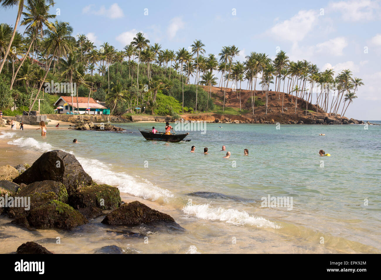 Tropischer Strand mit Menschen schwimmen Mirissa, Sri Lanka, Asien Stockfoto
