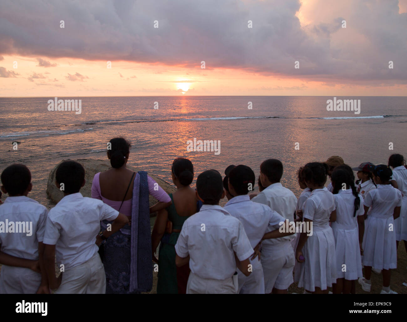 Schulgruppe auf Wällen der Festung bei Sonnenuntergang in die historische Stadt Galle, Sri Lanka, Asien Stockfoto