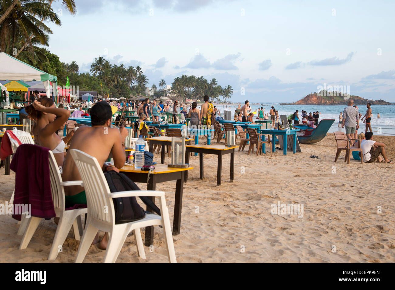 Leute sitzen an Tischen der Strand Bar, Mirissa, Sri Lanka, Asien Stockfoto